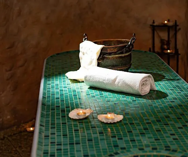 מלון Azzun Orient Spa&wellness קרומרובו